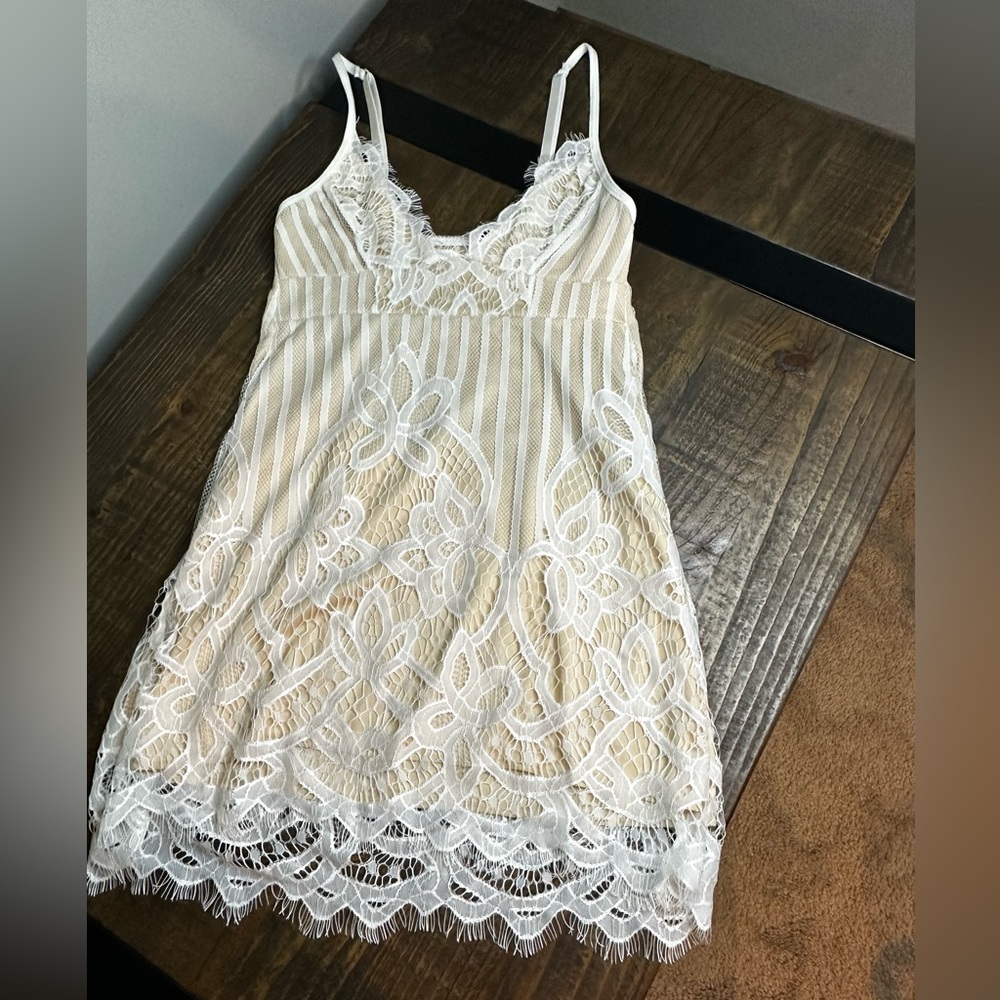 Small Lace Detailed Mini